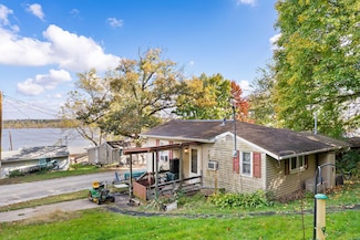 9881 F Ave, Wapello, IA 52653