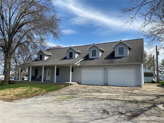 10 Fisherman Dr, Carlyle, IL 62231