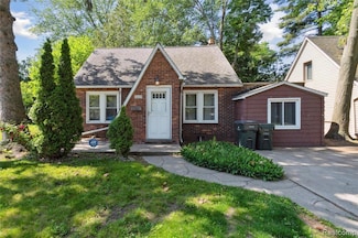 21612 Harper Lake Ave, Saint Clair Shores, MI 48080