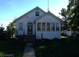 1158 E Court St, White Cloud, MI 49349