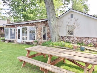 57 E Maplewood Dr, Wawaka, IN 46794
