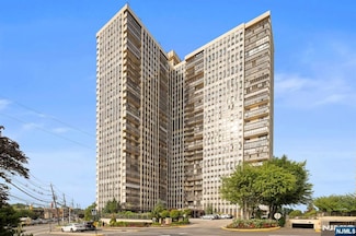 300 Winston Dr Unit DR707, Cliffside Park, NJ 07010