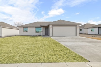 215 N Lessor Loop, Moses Lake, WA 98837
