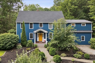 43 Lakeside Dr, Falmouth, ME 04105