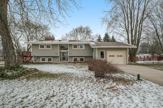 1215 Hillcrest Dr, Wayland, MI 49348