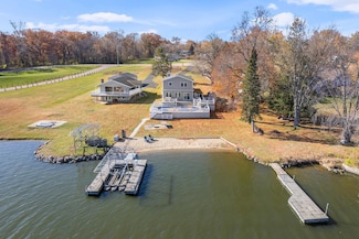 3 Holiday Dr, Somonauk, IL 60552