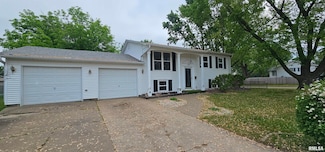 1606 Middle Rd, Camanche, IA 52730