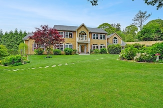 8 Fresh Pond Rd, Oak Bluffs, MA 02557