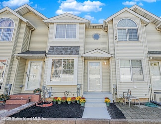 16 Union Ct, Staten Island, NY 10303