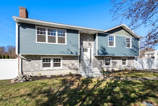 92 Forest Park Rd, Woburn, MA 01801