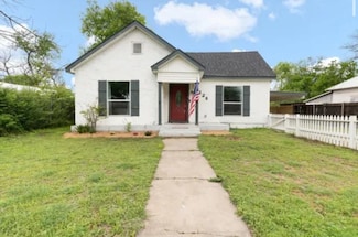 226 W Willingham St, Cleburne, TX 76033