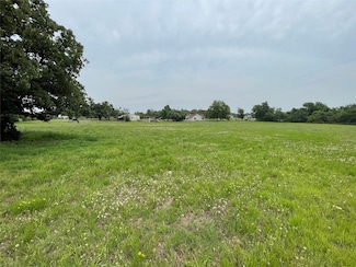 979 E Barry St, Reno, TX 76020