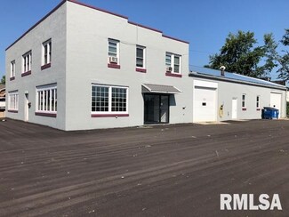 208 11th St, Dewitt, IA 52742