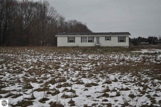 1674 Reynolds Rd, Interlochen, MI 49643