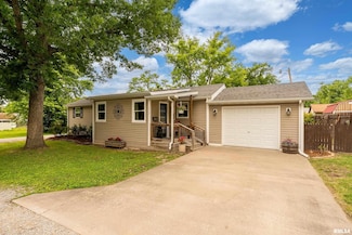 213 Texas Ave, Carterville, IL 62918