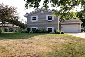 2494 E Meadow Dr, Saint Paul, MN 55109