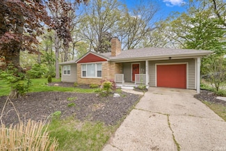 910 N Twyckenham Dr, South Bend, IN 46617