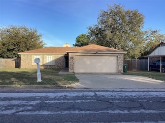 5915 Willow Branch Dr, Arlington, TX 76017