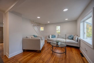 215 Crystal Lake Rd, Middletown, CT 06457