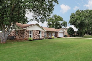 1809 Edwards Ave, Muscle Shoals, AL 35661