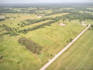 15 Magnolia Rd, Henryetta, OK 74437