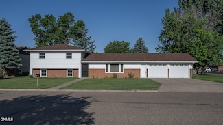 621 8th Ave NE, Hazen, ND 58545