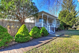 154 Jefferson Dr, Mastic Beach, NY 11951