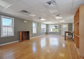 17 Rockland Cir, Hull, MA 02045