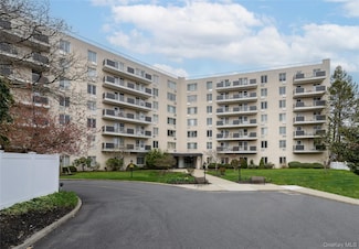 135 Post Ave Unit 3F, Westbury, NY 11590
