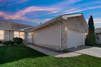 1647 Golden Oak Dr, Crown Point, IN 46307