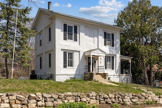 211 3rd St SW, Mount Vernon, IA 52314