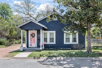 605 Robinson Ave, Kerrville, TX 78028