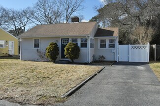 7 Pilgrim Ln, Hyannis, MA 02601