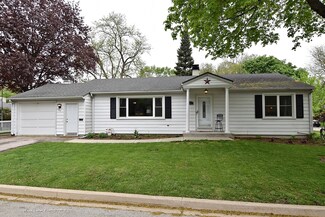 102 Roosevelt St, Saint Charles, IL 60174