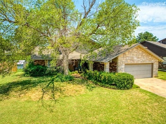 7104 N Lakeway Dr, Warr Acres, OK 73132