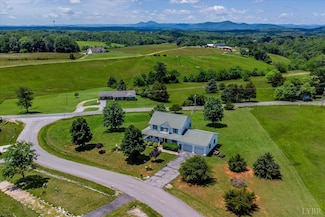 1064 Savanna Hills Dr, Moneta, VA 24121