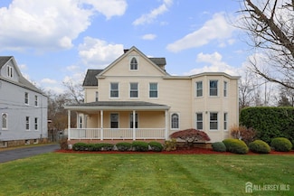 92 Main St, Helmetta, NJ 08828