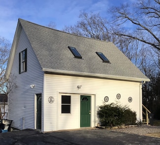 30 Charles St, Putnam, CT 06260