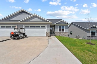 8 Lazy Brook Dr, West Branch, IA 52358