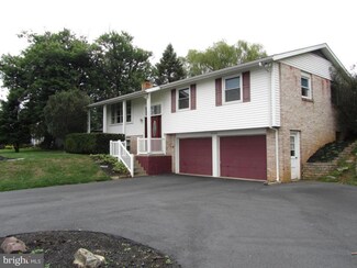 15 Main St, Akron, PA 17501