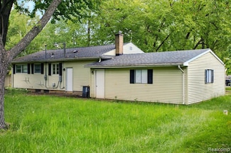 1469 Westwood Dr, Flint, MI 48532