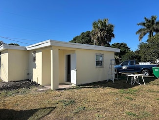 371 Banyan Ave, Pahokee, FL 33476