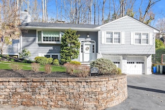 68 Oakdale Rd, Centerport, NY 11721