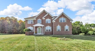 59 Luthien Forrest Rd, Rock Tavern, NY 12575