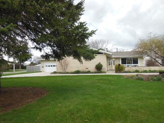 178 Holiday Dr, Somonauk, IL 60552