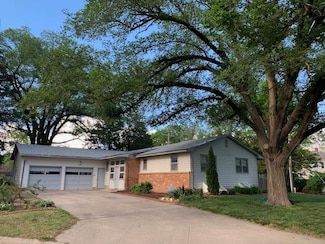 112 W 26th St, North Newton, KS 67117
