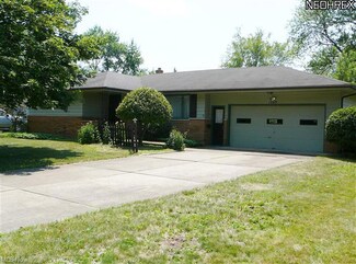 1369 Oakdale Dr NW, Warren, OH 44485