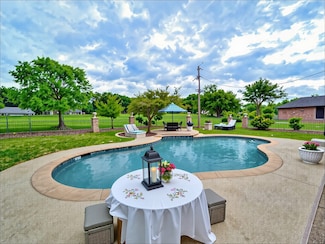 907 Red Oak Creek Dr, Red Oak, TX 75154