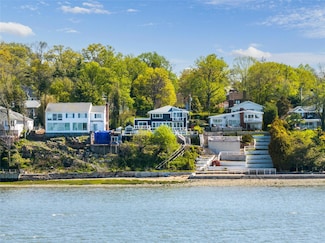 14 Shorecliff Place, Great Neck, NY 11023