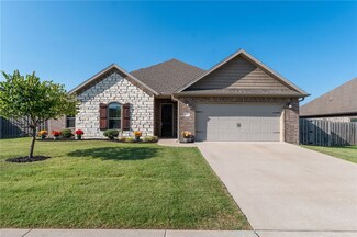 221 Cisterna Dr, Centerton, AR 72719